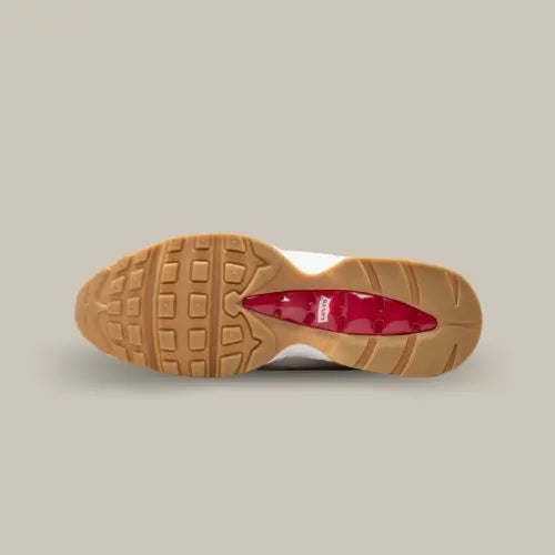 La semelle de la Nike Air Max 95 OG
Levis Light Orewood Brown de couleur marron avec le système Air Max rouge comportant le logo Levi's au centre de la semelle.