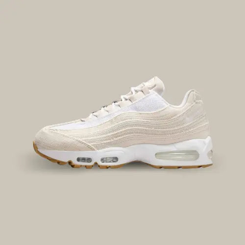 La Nike Air Max 95 OG
Levis Light Orewood Brown vue de côté avec sa base en denim blanc sous forme de vague et le système Air Max composé de bulles dans la semelle.