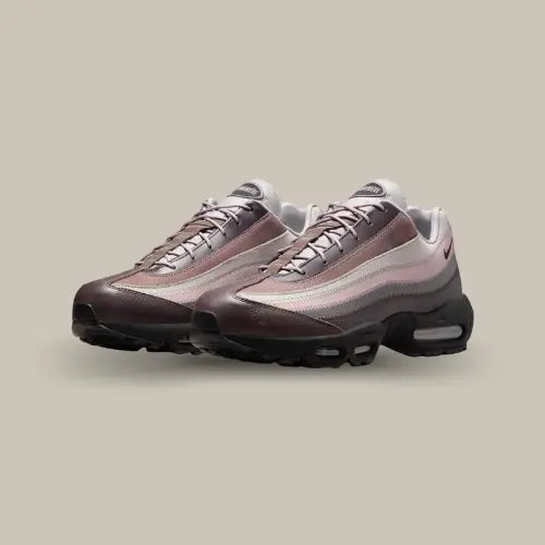 Vue de face et diagonale Nike Air Max 95 SP A Ma Maniére While You Were Sleeping collaboration exclusive. Disponible sur Offsneakz.