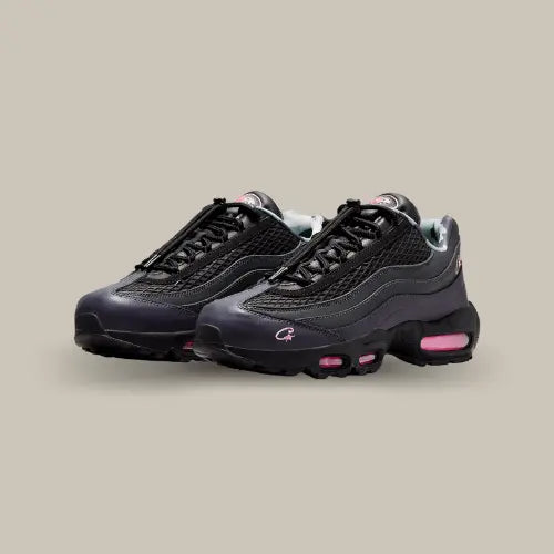 La Nike Air Max 95 SP Corteiz "Pink Beam" est une édition exclusive qui fusionne l'ADN emblématique de la Air Max 95 avec la vision créative de Corteiz. Ce modèle se distingue par un contraste saisissant entre le noir profond de la tige et les accents Pink Beam, visibles sur la semelle Air et les logos. Confectionnée avec des matériaux de qualité supérieure, cette sneaker conserve le confort légendaire des Air Max 95 grâce à son amorti Air Max visible sur toute la semelle.