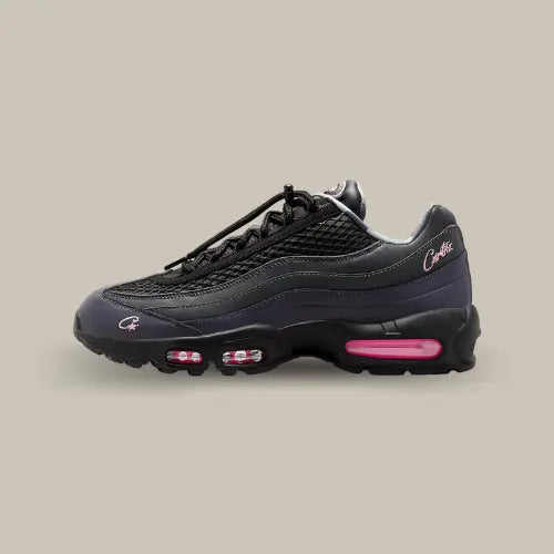 La Nike Air Max 95 SP Corteiz Pink Beam vue de côté avec sa base en cuir noir et ses détails de couleur rose comme le logo corteiz ou le logo Nike.