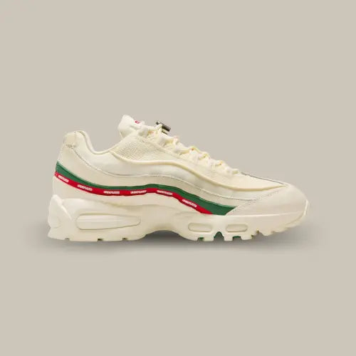 Nike Air Max 95 SP Undefeated Sail vue du côté opposé avec tige Sail, bande Undefeated rouge et verte et unités Air visibles.
