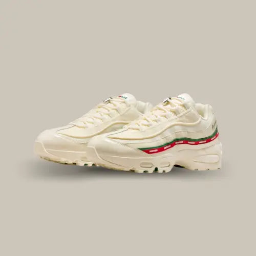 Paire de Nike Air Max 95 SP Undefeated Sail vue de trois quarts avec empeigne crème et détails rouges et verts, disponible sur Offsneakz.