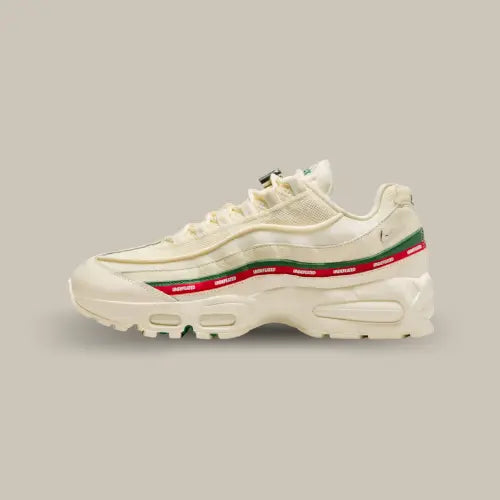 Nike Air Max 95 SP Undefeated Sail vue de profil, coloris crème avec bande rouge et verte et branding Undefeated, sur Offsneakz.