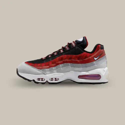 Nike Air Max 95 Yardrunners Morehouse vue de profil avec empiècements rouges, argentés et blancs, mesh noir et unités Air visibles. Disponible sur Offsneakz.