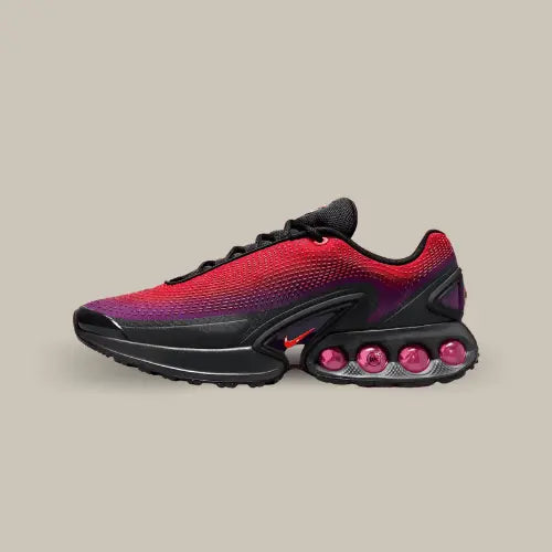 La Nike Air Max DN All Day vue de côté avec sa base en mesh possédant un dégradé allant du rouge au violet, son mini swoosh rouge au niveau de la semelle et le nouveau système Air Sole avec quatre pods possédant la nouvelle technologie de Nike, le Dynamic Air.