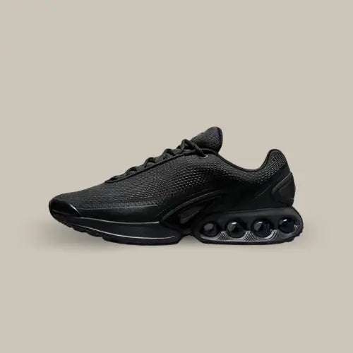 La Nike Air Max DN Black Dark Smoke Grey de coté avec sa base en mesh noir et ses 4 pods Air Sole contenant le nouveau système Nike , le Dynamic Air.