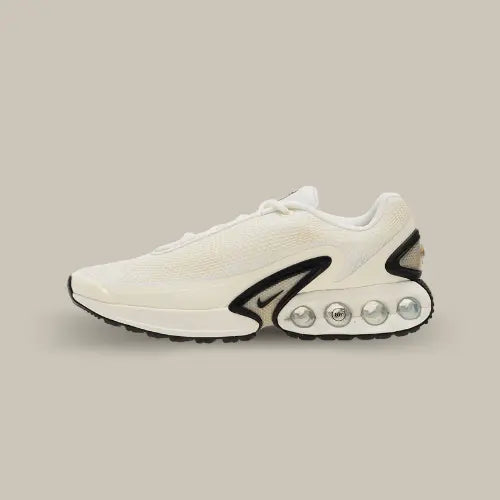 La Nike Air Max DN Sail Black vue de côté avec sa base en mesh blanc cassé, son mini swoosh noir au niveau de la semelle et le nouveau système Air Sole avec quatre pods possédant la nouvelle technologie de Nike, le Dynamic Air.