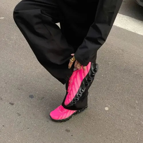 La Nike Air Max Dn8 Hyper Rose portée avec un ensemble full black.