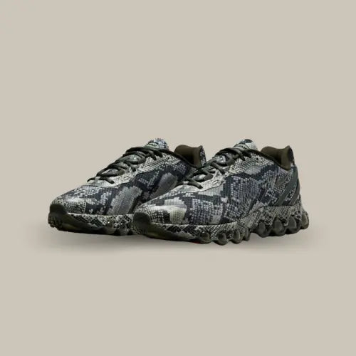 La Nike Air Max Dn8 Snakeskin se distingue par son imprimé serpent audacieux et sa semelle à bulles futuristes qui marient parfaitement style et innovation. Idéale pour ceux qui veulent sortir du lot, cette sneaker combine une tige en textile effet python ultra-réaliste, des détails métalliques et une technologie Air Max de dernière génération pour un amorti optimal. Parfaite pour les amateurs de Nike, elle s’intègre aussi au sein de toute collection Air Max qui se respecte.