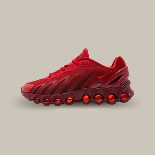 La Nike Air Max Dn8 University Red vue de côté avec sa base totalement rouge et son nouveau système Air comportant 8 capsules d'air.