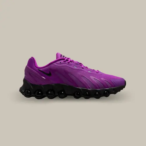 La Nike Air Max Dn8 Vivid Purple Black vue de côté avec sa base en mesh violet et son nouveau système Air de coleur noir comportant 8 capsules d'air.