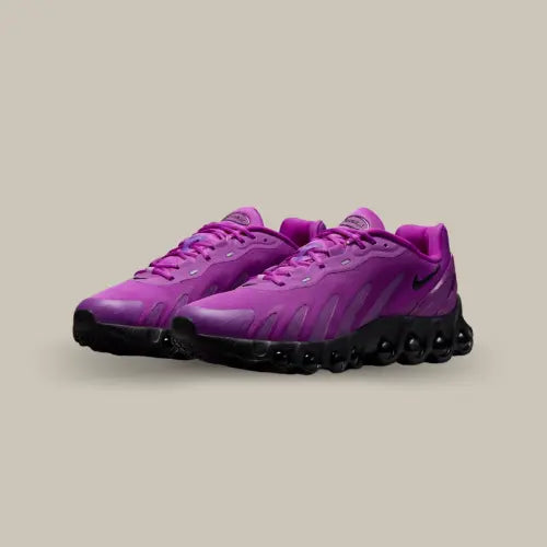 La Nike Air Max Dn8 Vivid Purple Black est une sneaker futuriste qui combine design avant-gardiste et confort révolutionnaire pour offrir une expérience unique à chaque pas. Dotée d’une empeigne en mesh violet intense et de superpositions dynamiques, cette version se distingue par sa semelle noire imposante équipée de la nouvelle technologie d’amorti Air Max à capsules apparentes. Parfaite pour les amateurs de sneakers au look affirmé, cette silhouette s’inscrit dans la continuité des modèles techniques.