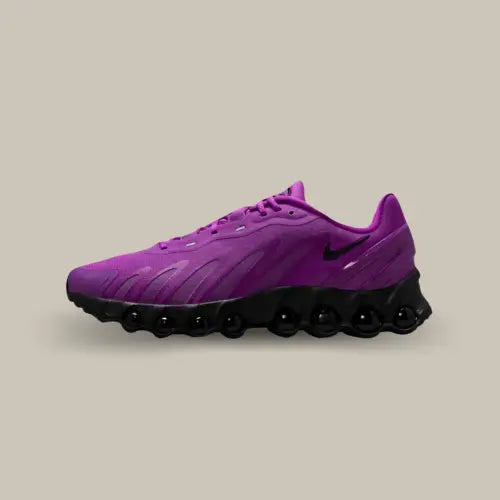 La Nike Air Max Dn8 Vivid Purple Black vue de côté avec sa base en mesh violet et son nouveau système Air de coleur noir comportant 8 capsules d'air.