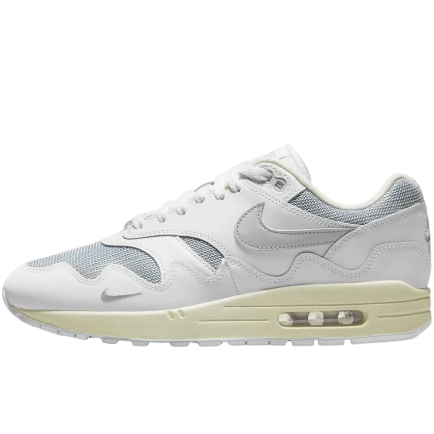 Une Nike Air Max Patta blanche sur un fond transparent.