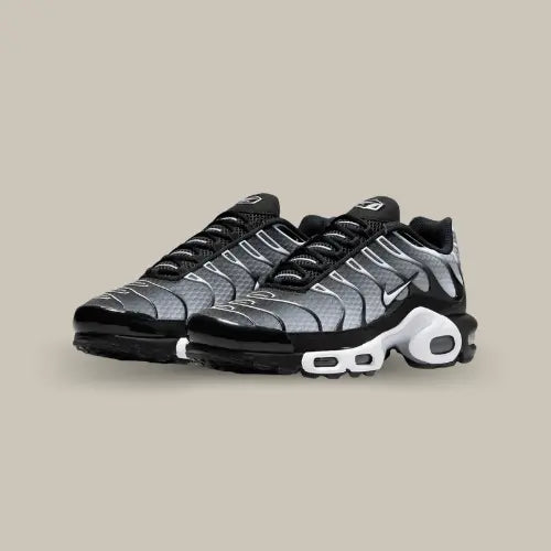 La Nike Air Max PLus Black Grey possède une base en mesh avec un dégradé allant du gris foncé au gris clair. On retrouve les empiècements en TPU noir et une semelle bicolore noire et blanche comprenant le système Air Sole.