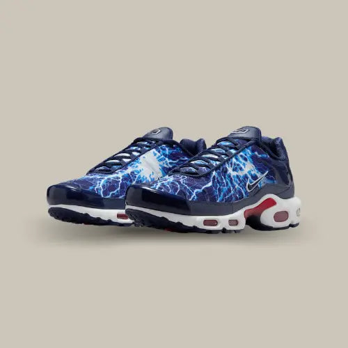 Paire de Nike Air Max Plus Éclair Lightning 2025 vue de trois quarts - Offsneakz.