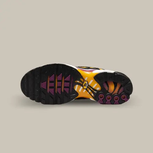 La semelle de la Nike Air Max Plus Gradient Black de couleur noir, orange et violet.