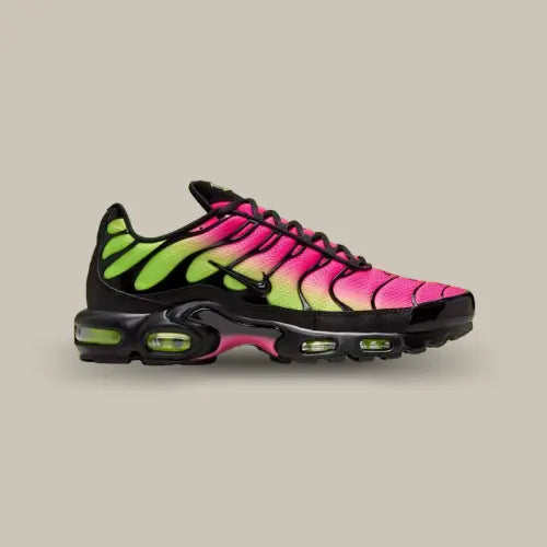 Nike Air Max Plus Hyper Pink Volt Black vue du profil opposé avec mesh rose et vert fluorescent, Swoosh noir et semelle noire. Disponible sur Offsneakz.