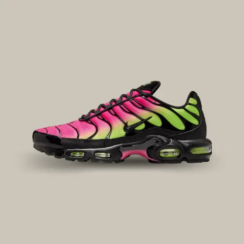 Image 1 : Nike Air Max Plus Hyper Pink Volt Black vue de profil avec dégradé rose Hyper Pink et vert Volt, structure noire et unités Air visibles. Disponible sur Offsneakz.