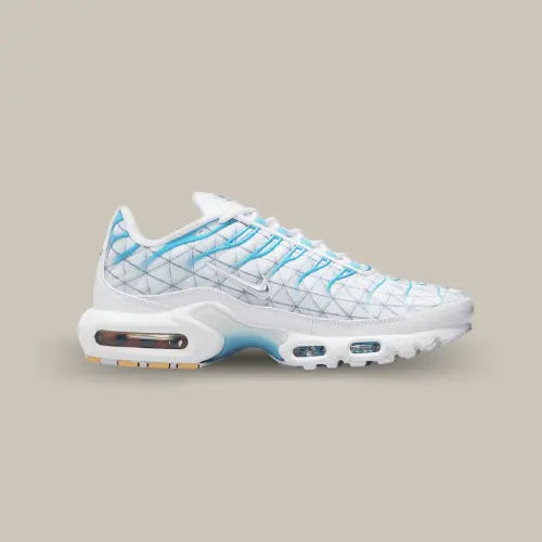 La Nike Air Max Plus Marseille de coté avec son degradé du blanc au bleu ciel, ses motifs triangulaires et son mini swoosh argenté.