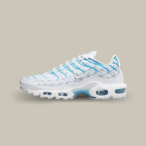 La Nike Air Max Plus Marseille de coté avec son degradé du blanc au bleu ciel, ses motifs triangulaires et son mini swoosh argenté.