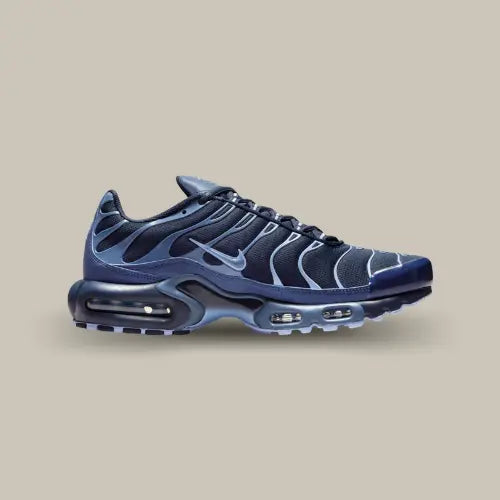 Nike Air Max Plus Obsidian Aluminum vue du côté opposé avec tige bleu marine, Swoosh Aluminum et semelle Tuned Air sculptée, sur Offsneakz.
