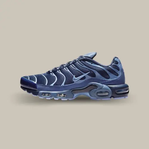 Nike Air Max Plus Obsidian Aluminum vue de profil, bleu nuit avec détails bleu Aluminum, Swoosh et unités Air visibles, sur Offsneakz.