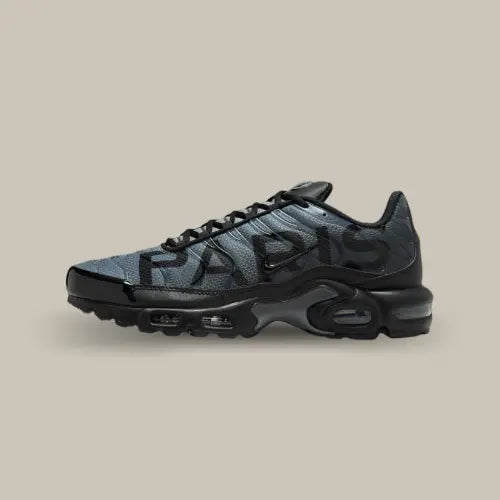 Nike Air Max Plus PSG Paris Saint-Germain Black Particle Grey vue latérale – édition spéciale avec lettrage PARIS, coloris noir et gris, disponible sur Offsneakz.