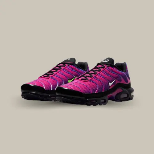 Paire de Nike Air Max Plus Rebellious Air Fireberry vue de trois quarts - Offsneakz