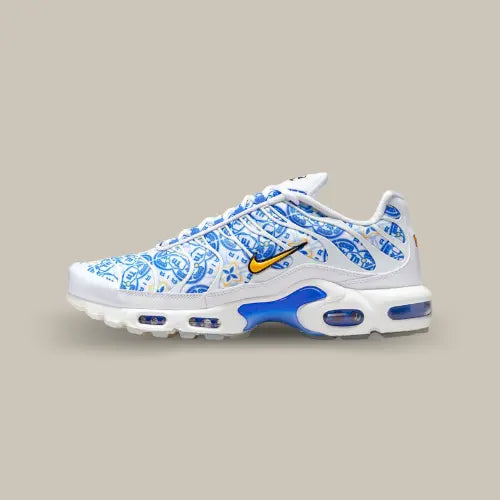 Nike Air Max Plus TN Lisboa vue latérale – sneaker blanche à motifs bleus et Swoosh doré, design inspiré de Lisbonne, disponible sur Offsneakz.