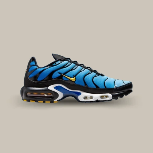 Nike Air Max Plus TN OG Hyper Blue bleue et noire avec dégradé Hyper Blue, Swoosh jaune et unités Tuned Air visibles, vue de profil – OFFSNEAKZ.