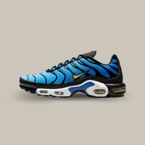Nike Air Max Plus TN OG Hyper Blue avec mesh bleu, cage noire et détails jaunes, vue latérale – disponible sur OFFSNEAKZ.