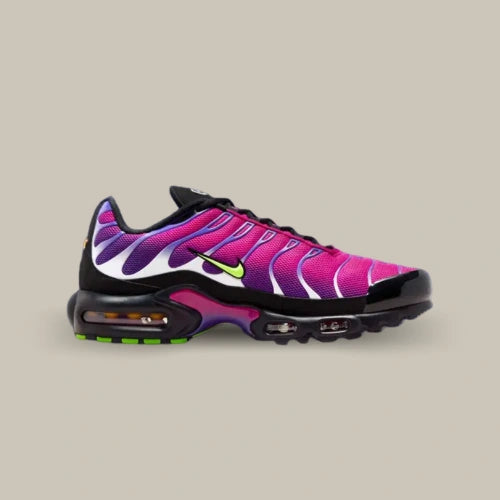 Nike Air Max Plus Rebellious Air Fireberry – profil avec Swoosh vert fluo et unités Air. Disponible sur Offsneakz.