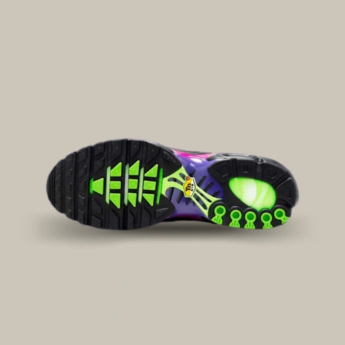 Semelle Nike Air Max Plus Rebellious Air Fireberry noire violette et vert fluo – vue de dessous. Disponible sur Offsneakz.