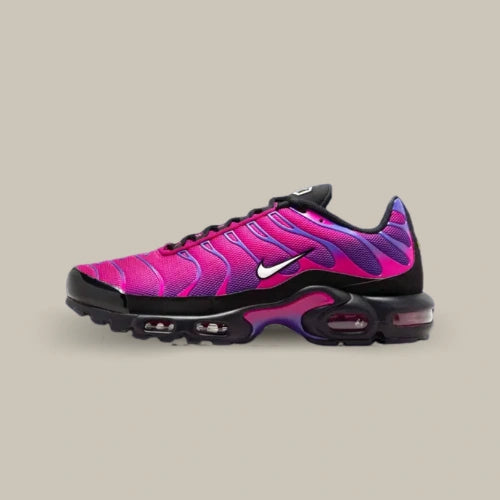 1. Nike Air Max Plus Rebellious Air Fireberry – TN rose et violette vue de profil extérieur. Disponible sur Offsneakz.