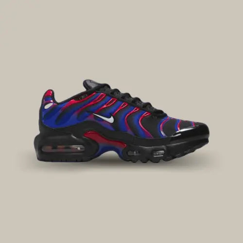 La Nike Air Max Plus TN Spider-Man vue de côté avec sa base en mesh noir et ses empiècements en cuir noir et en TPU rouge et bleu.