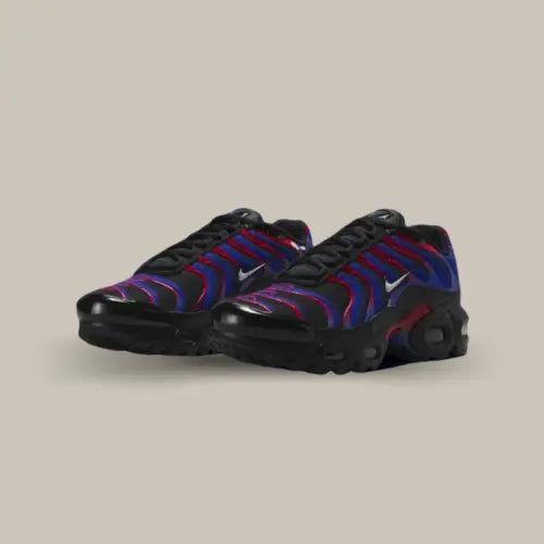 La Nike Air Max Plus TN Spider-Man possède une base en mesh noir. avec des empiècements en cuir noir et en TPU rouge et bleu aux couleurs de la combinaison de Peter Parker. Un dégradé allant du rouge au bleu se trouvant au milieu de la semelle full black fait un rappel avec l'empeigne.