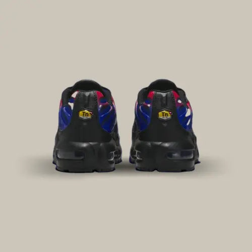 L'arrière de la Nike Air Max Plus TN Spider-Man avec son empiècement en cuir noir contenant le logo TN dans un petit hexagone jaune.