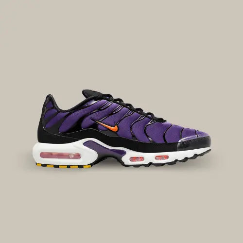 La Nike Air Max Plus Voltage Purple de côté avec son coloris violet et ses empiècements en TPU noir.