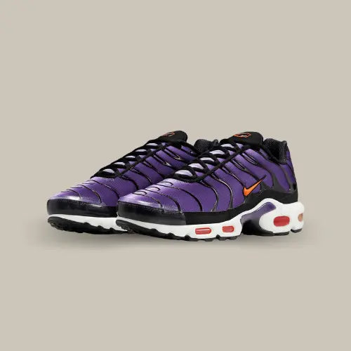 La Nike Air Max Plus Voltage Purple possède une base en mesh violet avec les célèbres empiècements en TPU noir. Un mini swoosh orange s'accorde avec le coloris des bulles d'air de la semelle blanche. Cette déclinaison inspiré des palges et des palmiers de Floride est une réédition de la version de 2018.