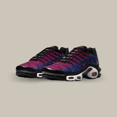 La Nike Air Max Plus Patta FC Barcelona possède une tige en mesh avec un dégradé du bleu marine au rouge avec des empiècements en TPU noir. On retrouve deux swoosh sur le coté de la chaussure, l'un rouge et l'autre bleu marine. Le logo des Blaugranas est posé au niveau des lacets pour conclure la paire.