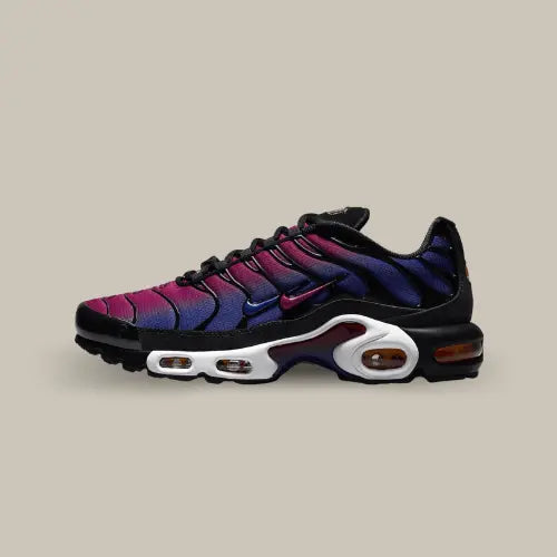 La Nike Air Max Plus Patta FC Barcelona de coté avec son dégradé du rouge au bleu, ses deux swoosh, l'un bleu, l'autre rouge et les bulles d'air rouge.