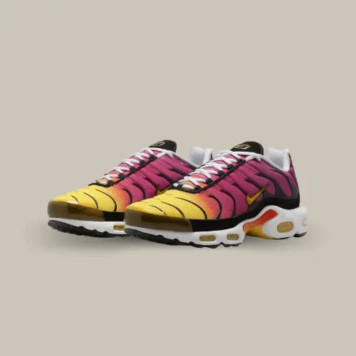 La Nike Air Max Plus Yellow Pink Gradient possède une base en mesh avec un degradé allant du jaune au rose et des empiècements en TPU noir. On retrouve des touches d'orange sur le mini swoosh et au niveau de la semelle.