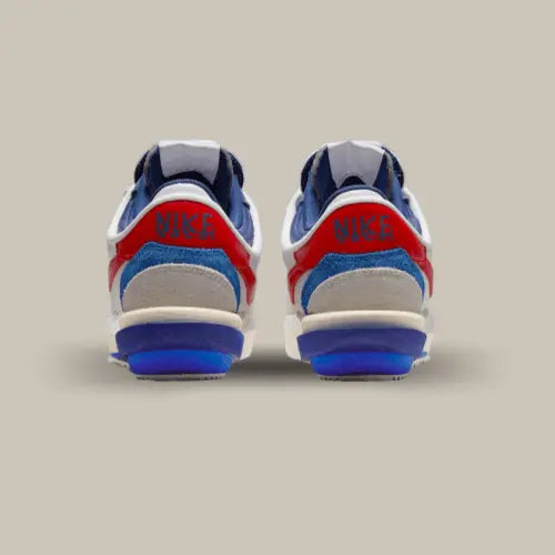 L'arrière de la Nike Cortez 4.0 Sacai White University Red Blue avec sa double semelle et son heel tab rouge qui comporte les écritures NIKE Sacai.
