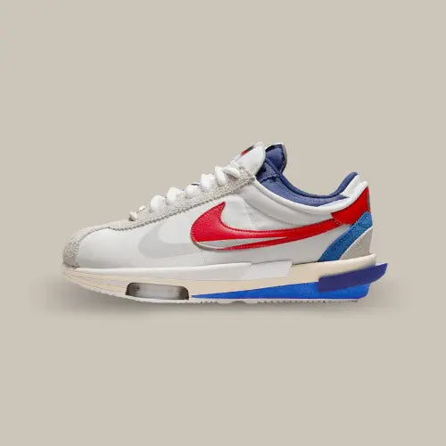 La Nike Cortez 4.0 Sacai White University Red Blue vue de côté avec nylon blanc et son swoosh rouge doublé par un swoosh gris.