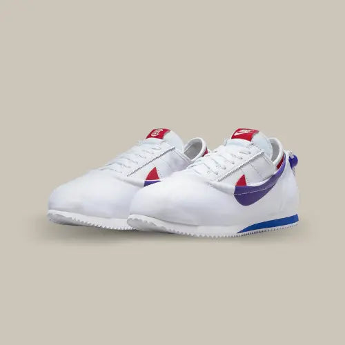 La Nike Cortez CLOT Forrest Gump possède une base en cuir blanc avec un swoosh en cuir rouge. On retrouve une protection en nylon blanc avec un demi-swoosh bleu et un lace lock Yin Yang qui donne toute l'originalité à la paire et permet de l'enfiler à la manière "slip_on".