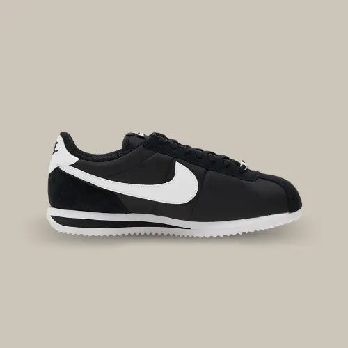 La Nike Cortez Nylon Black White avec sa base en nylon noir et son swoosh en cuir blanc accordé au heel tab et au talon.