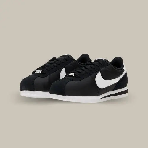 La Nike Cortez Nylon Black White possède une base classqiue en nylon avec un mudguard en suède noir accordé aux oeillets et au talon. On retrouve un swoosh en cuir blanc de la même couleur que le heel tab et la semelle pour une paire passe-partout.