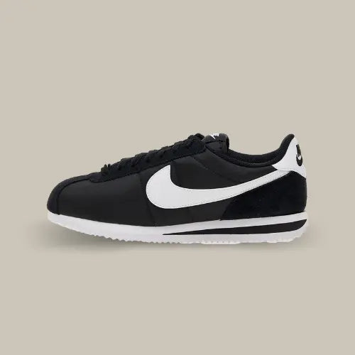 La Nike Cortez Nylon Black White avec sa base en nylon noir et son swoosh en cuir blanc accordé au heel tab et au talon.